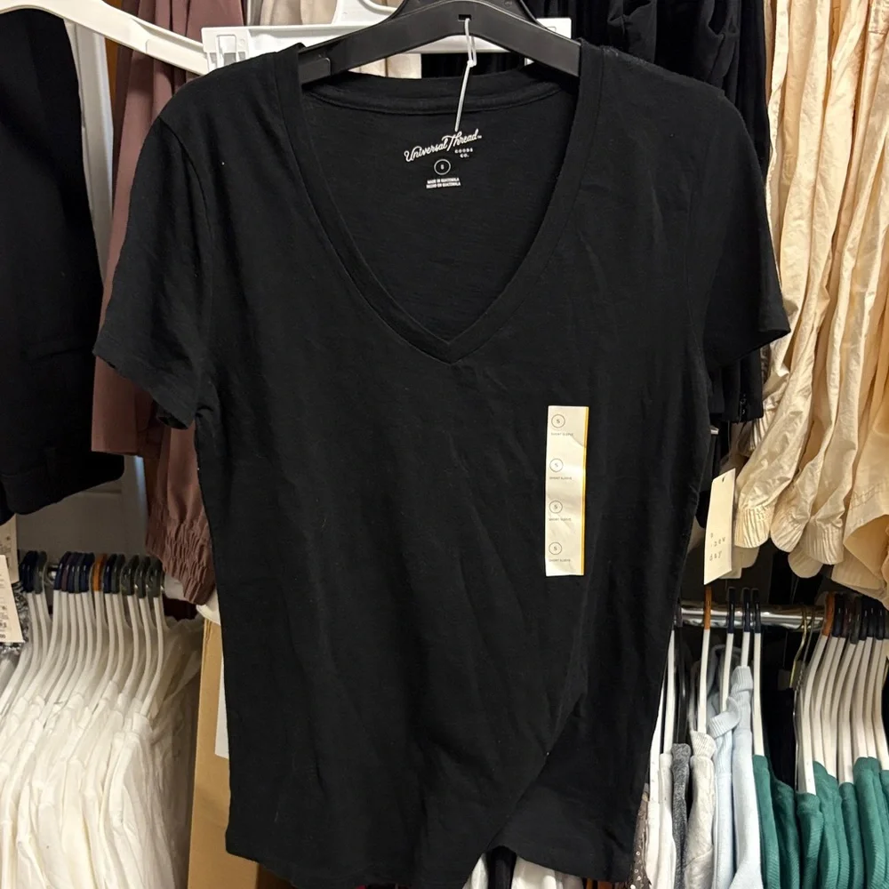 Universal Thread Black V-Neck Short Sleeve Tee - Picture 1 of 1